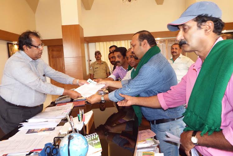 ಮೃತ ರೆತ ದಿನೇಶ್ಕುಟುಂಬಕ್ಕೆ ಪರಿಹಾರ ನೀಡಲು ಒತ್ತಾಯ